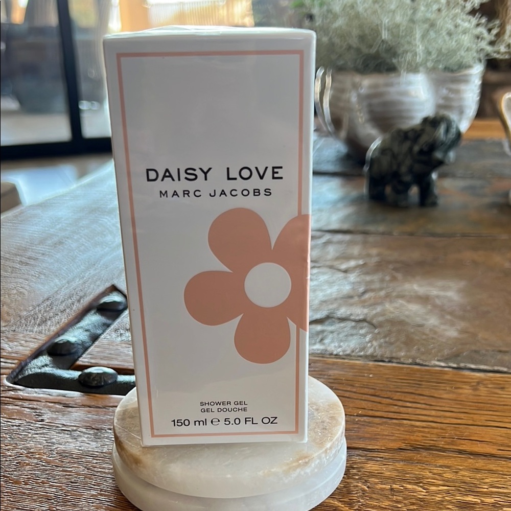 Marc Jacobs Daisy Love Shower Gel with Pink Floral Design